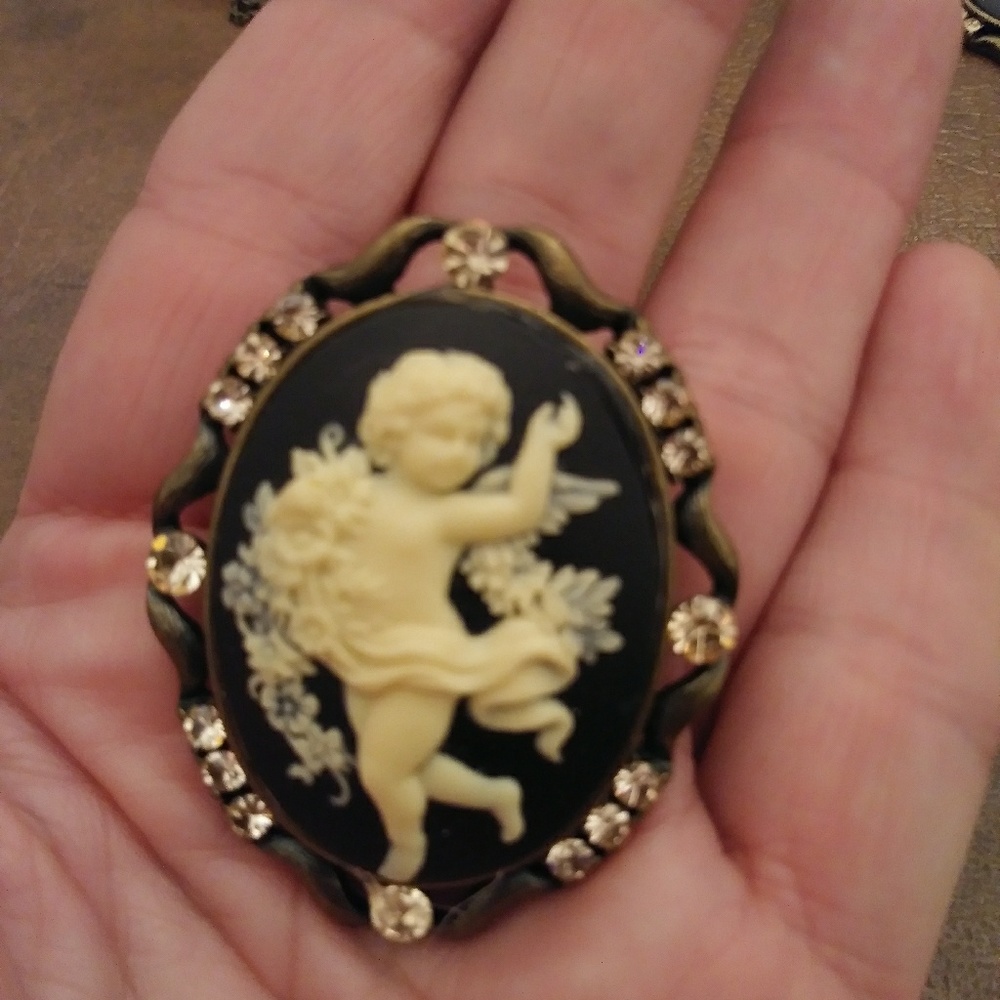 Angel Brooch - Picture 2 of 3